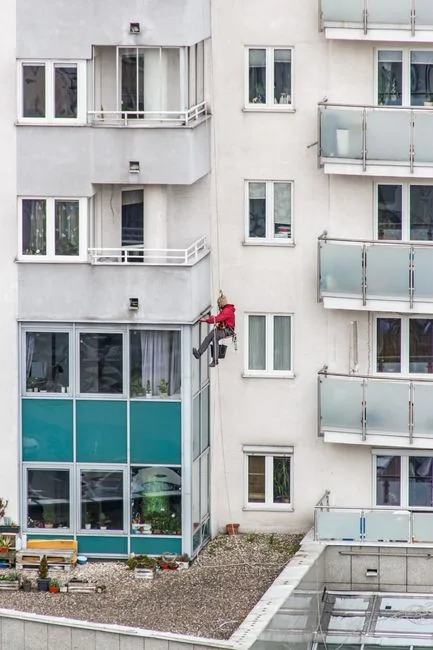 services-03 Vue d’en haut d’une femme de ménage anonyme portant des gants en caoutchouc jaunes et pulvérisant un nettoyant sur un robinet d’eau chromé dans une salle de bain